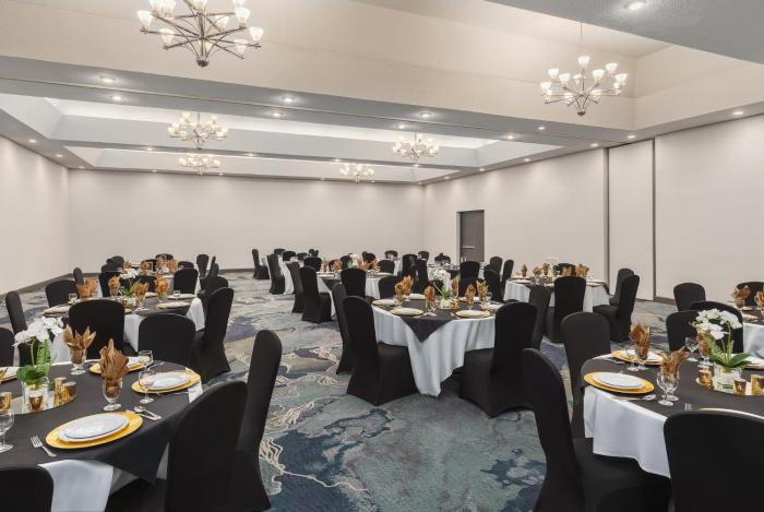 holiday inn oakville centre by ihg