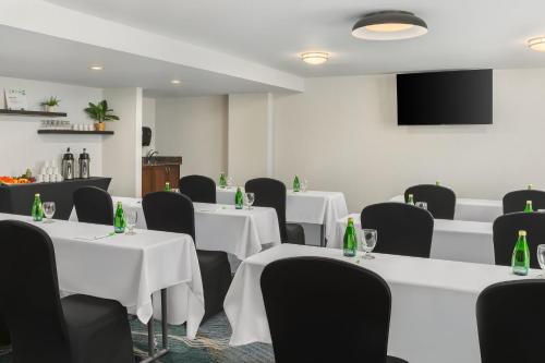 holiday inn oakville centre by ihg