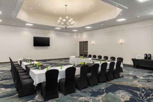 holiday inn oakville centre by ihg