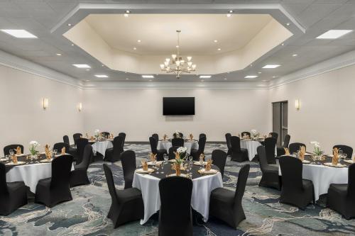holiday inn oakville centre by ihg