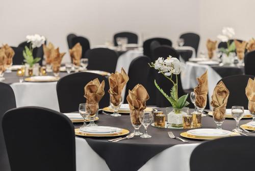 holiday inn oakville centre by ihg