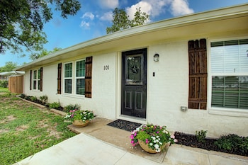 Casablanca Waco,,4 star