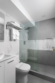 ultra spacious apt steps from the beach