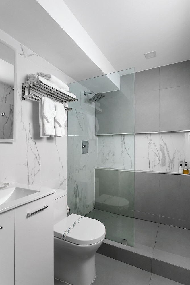 ultra spacious apt steps from the beach