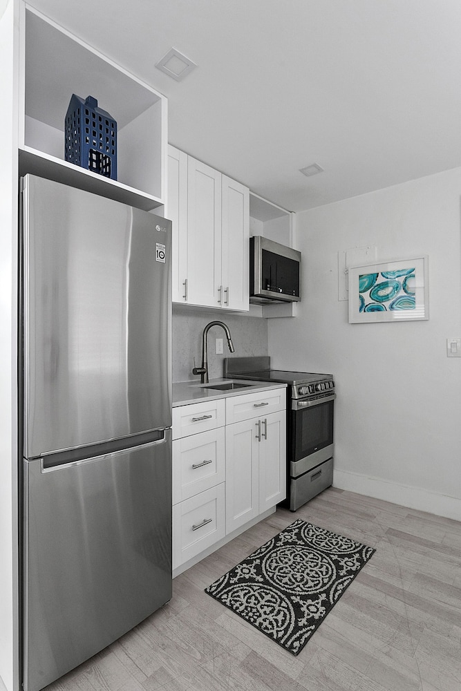 ultra spacious apt steps from the beach
