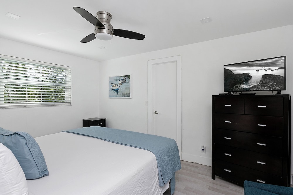 ultra spacious apt steps from the beach