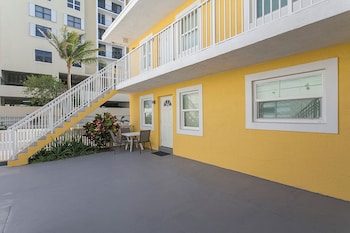 ultra spacious apt steps from the beach