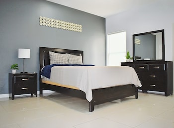 Elegant Apartment 10 Min To Mercedes Outlets,,2 star