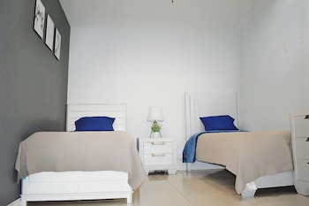Elegant Apartment 10 Min To Mercedes Outlets,,2 star