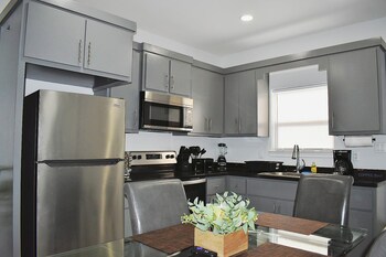 Elegant Apartment 10 Min To Mercedes Outlets,,2 star