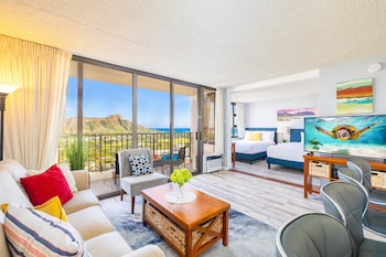diamond head and ocean views with king bed and parking