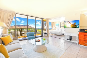 diamond head and ocean views with king bed and parking
