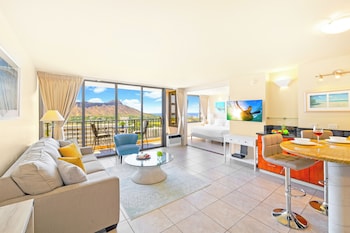 diamond head and ocean views with king bed and parking