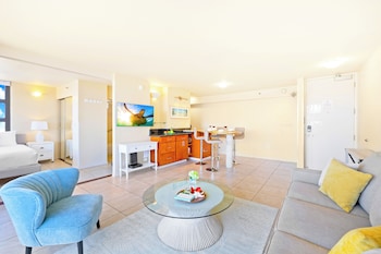 diamond head and ocean views with king bed and parking