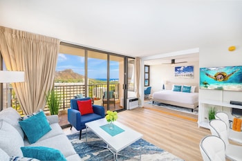 diamond head and ocean views with king bed and parking