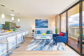 diamond head and ocean views with king bed and parking
