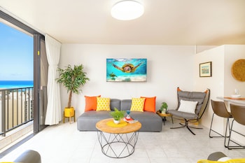 diamond head and ocean views with king bed and parking