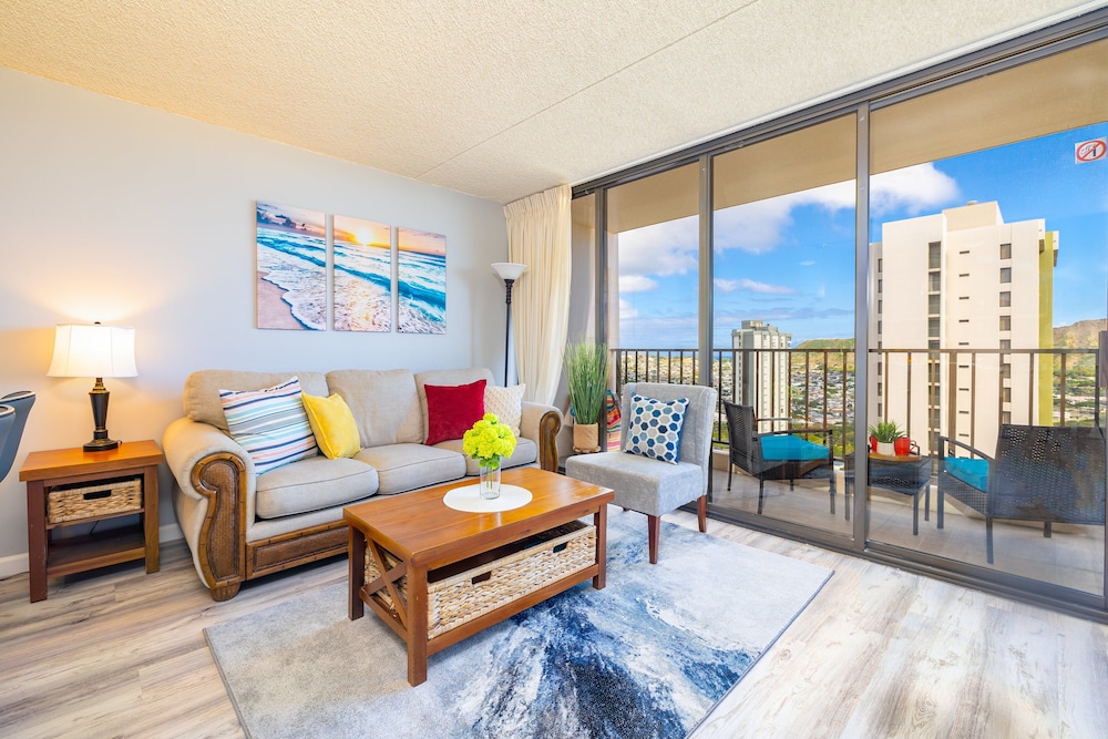 diamond head and ocean views with king bed and parking