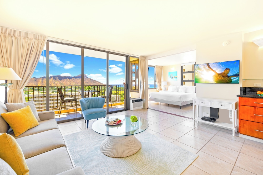 diamond head and ocean views with king bed and parking