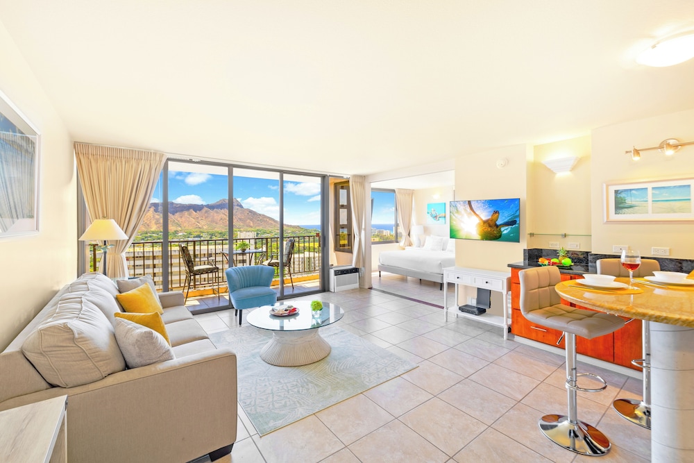 diamond head and ocean views with king bed and parking