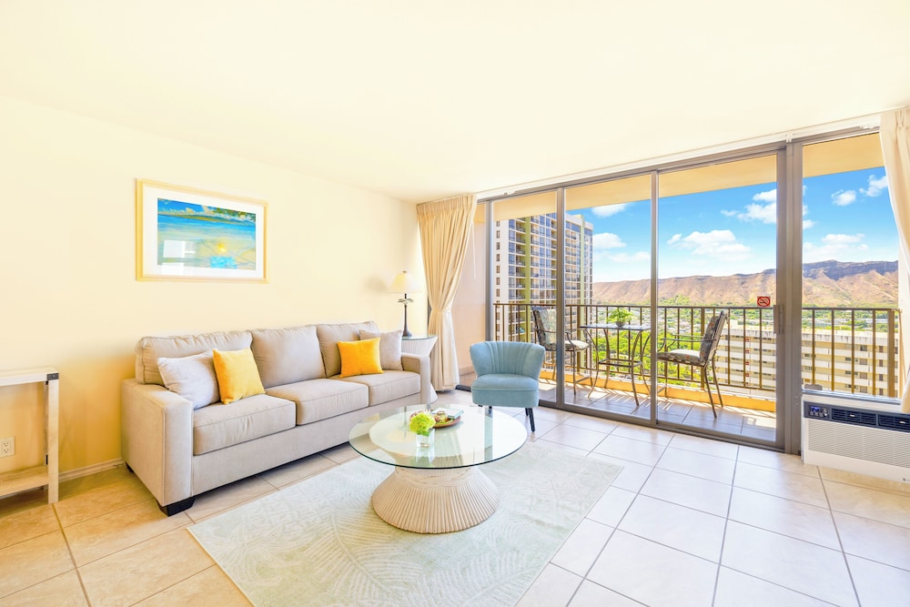 diamond head and ocean views with king bed and parking