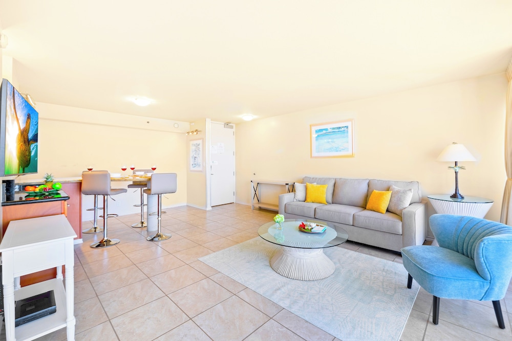 diamond head and ocean views with king bed and parking
