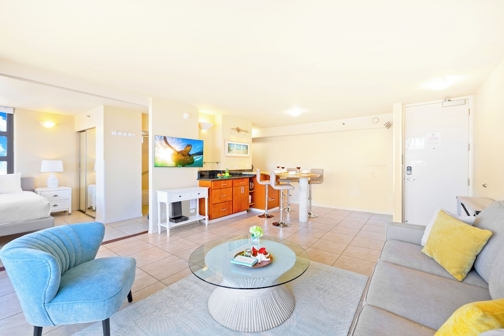 diamond head and ocean views with king bed and parking