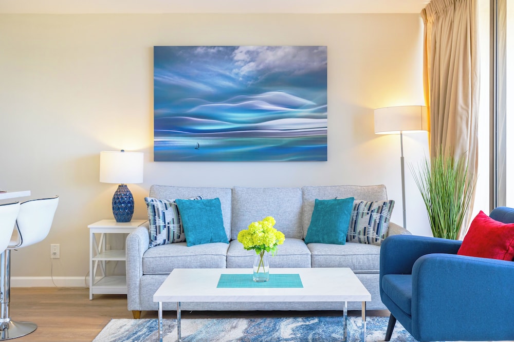 diamond head and ocean views with king bed and parking