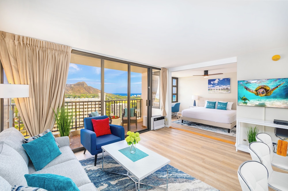 diamond head and ocean views with king bed and parking