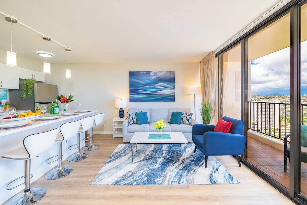 diamond head and ocean views with king bed and parking