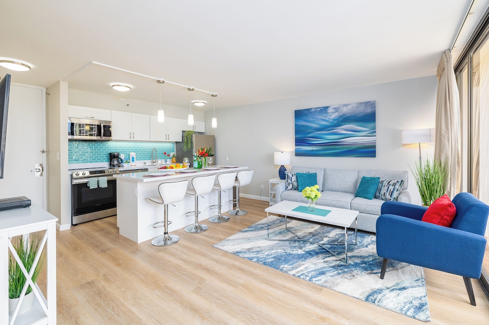 diamond head and ocean views with king bed and parking