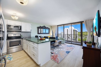 diamond head and ocean views with king bed and parking