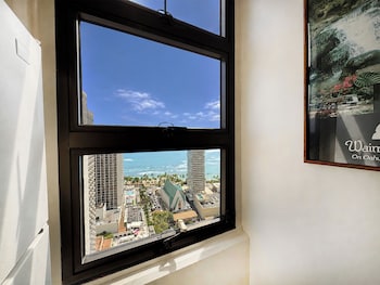 diamond head and ocean views with king bed and parking