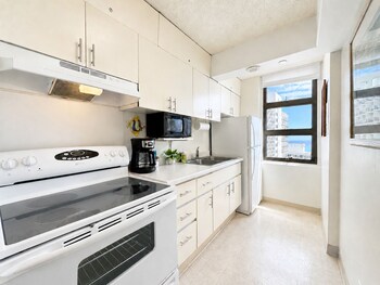diamond head and ocean views with king bed and parking