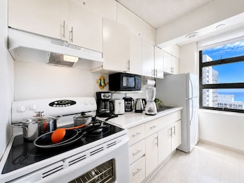 diamond head and ocean views with king bed and parking