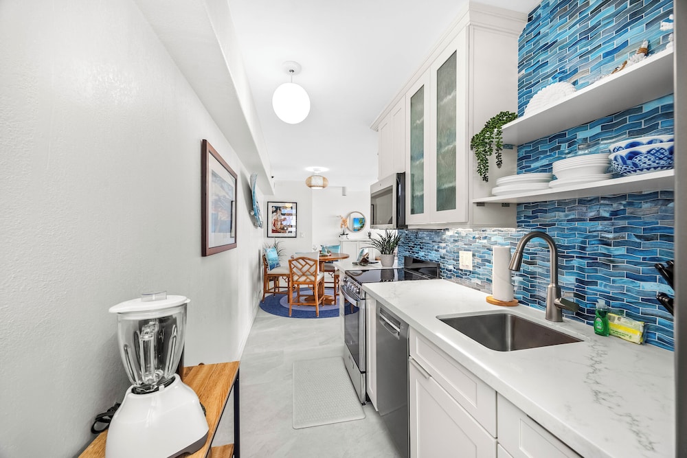 diamond head and ocean views with king bed and parking