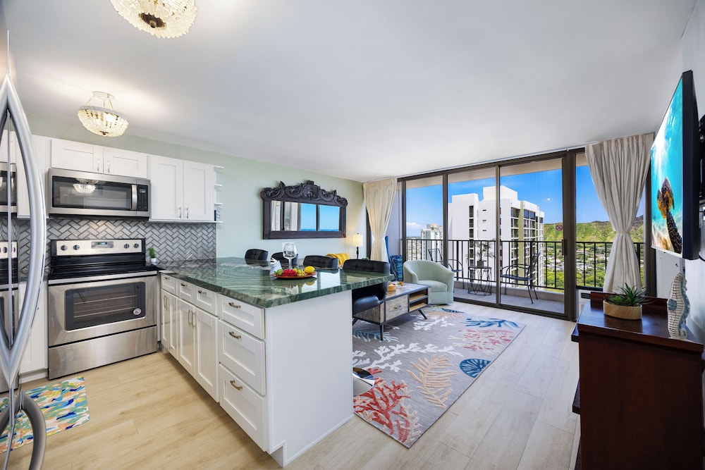 diamond head and ocean views with king bed and parking