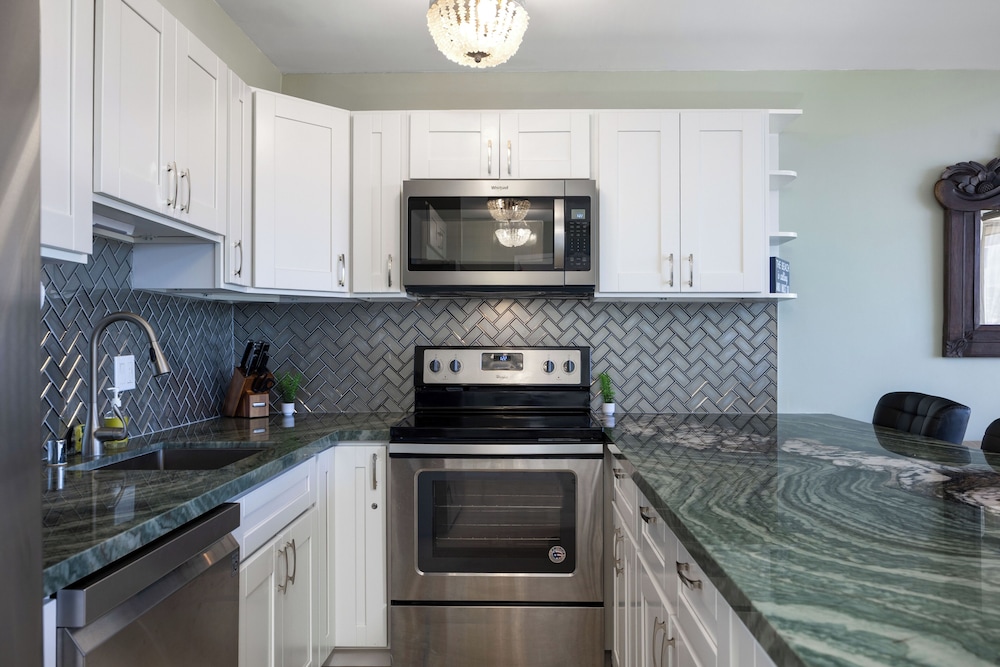 diamond head and ocean views with king bed and parking