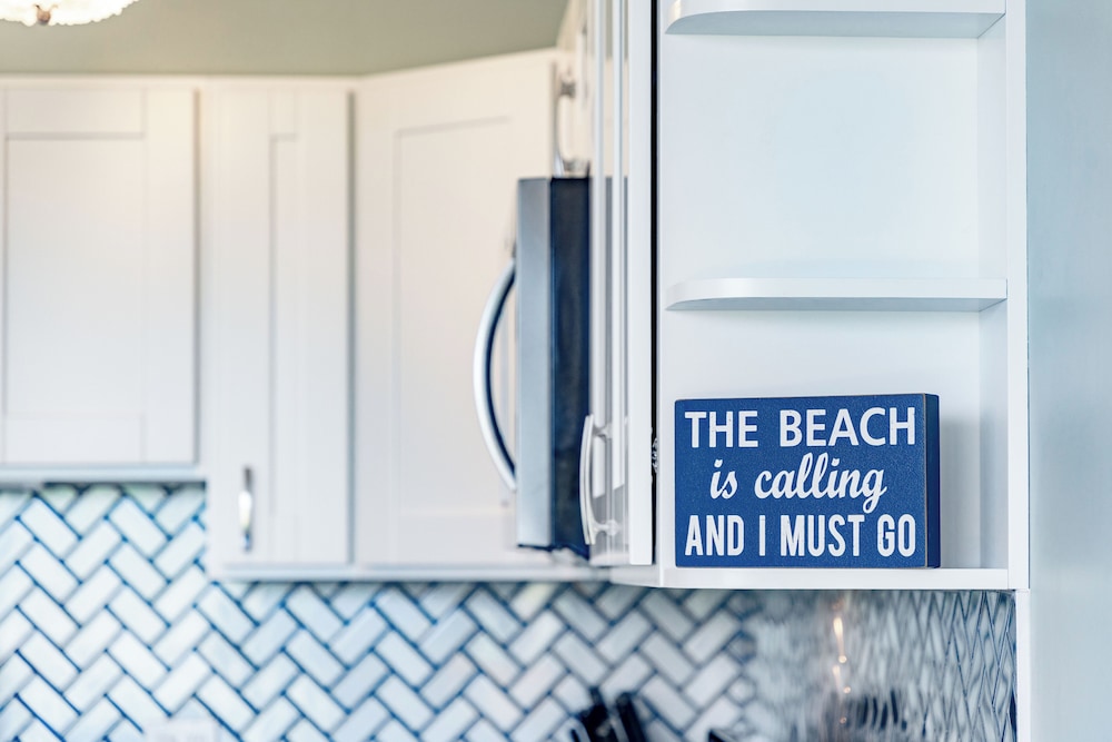 diamond head and ocean views with king bed and parking