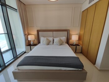 Lux Bnb Aykon City I Skyline Canal Views,,0 star