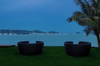 nariya bayfront phuket