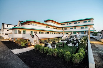 The Nevada,141 Long Beach Ave,3 star