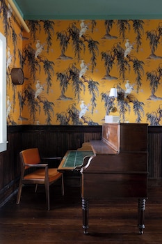 Hotel Klaus,203 N Main St,2 star