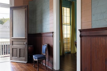 Hotel Klaus,203 N Main St,2 star
