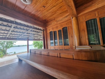 Metathsana Resort,,2 star