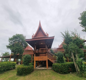 Metathsana Resort,,2 star