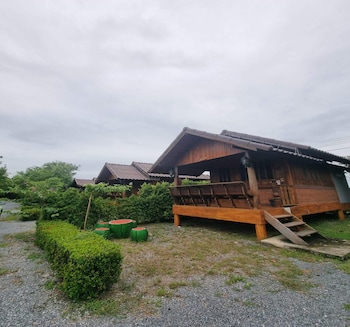 Metathsana Resort,,2 star