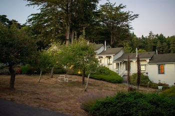 Dennen's Victorian Farmhouse,7001 N Hwy 1,2 star