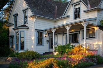 Dennen's Victorian Farmhouse,7001 N Hwy 1,2 star
