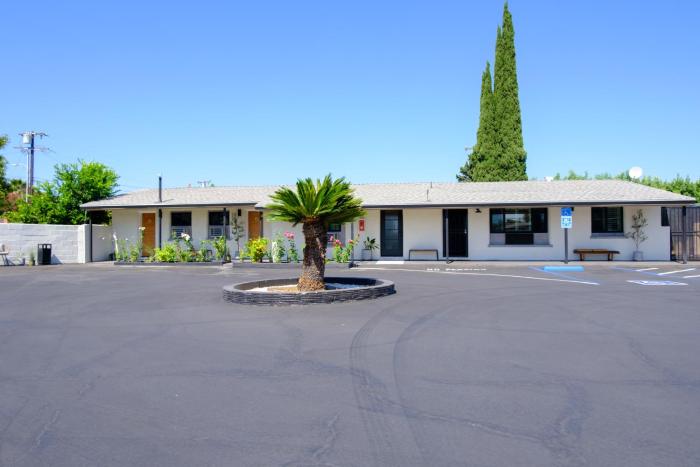 adobe inn